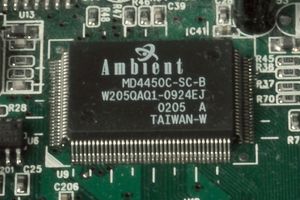 모뎀 보드의 Ambient MD4450C IC. 이전 버전(CL-MD4450C)은 시러스 로직 브랜드를 사용했습니다.