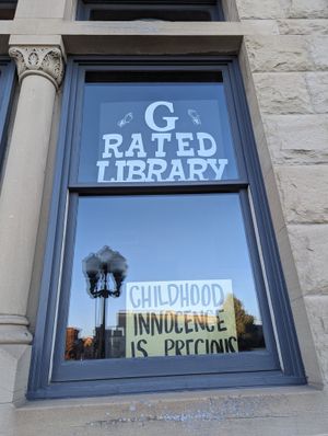 프리몬트 도서관에서 책을 철거하라는 표지판