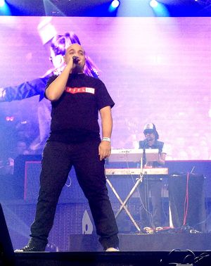 2013년 4월 에티아스 아레나(Ethias Arena), 하셀트에서 공연 중인 리드 싱어 제프리 제이(Jeffrey Jey)와 키보디스트 마우리치오 로비나(Maurizio Lobina)