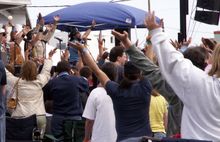 야외 라이브에서 빌리지 피플 멤버들과 함께 안무를 하는 관객