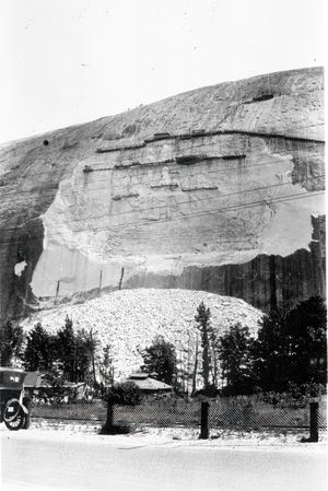 1926년 조각 작업 진행 중