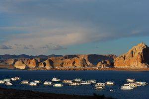 애리조나 주 페이지 근처의 파월 호에서 보트 타기와 수상 스키를 즐기는 모습 (캐슬 록 오른쪽 끝)