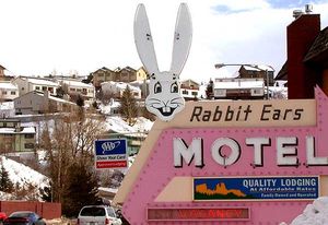 스팀보트 스프링스는 오래된 건축물과 새로운 리조트 개발이 혼합되어 있으며, 특히 도시 동쪽 가장자리에 있는 스키 리조트 근처에 위치해 있다.