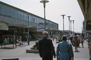 보행자가 상점 앞을 걷고 있다