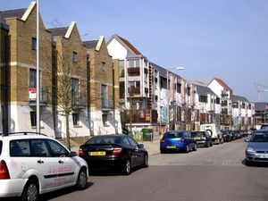 올드 할로우와 처치 랭글리 사이에 2007년경에 건설된 뉴홀 주택 개발 단지