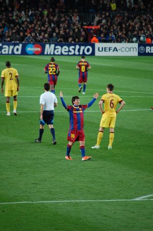 FC 바르셀로나(빨간색과 파란색 줄무늬)와 아스널 FC(노란색) 선수들이 서로 다른 색상의 유니폼을 입고 경기하고 있다.