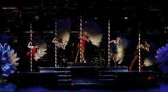 스파이스 걸스가 캐나다 온타리오 토론토의 에어 캐나다 센터에서 the Return of the Spice Girls 투어 중 "2 Become 1"을 공연하고 있다.