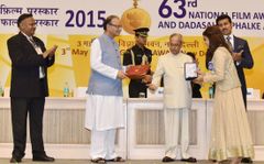 국가 영화상 여성 플레이백 싱어 상을 수상하는 모날리 타쿠르(2015년)