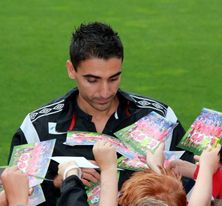 2012년 팬들에게 사인해주는 모하메드 압델라우에