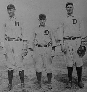 1913년 3월의 사진으로, 번 트로이 (왼쪽)와 프레드 하우스 (오른쪽)와 함께 있는 부시