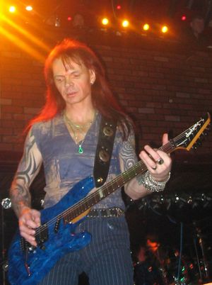 세르게이 마브린은 1987년부터 1995년까지 아리아의 리드 솔로 기타리스트였다.