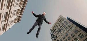 음악 비디오 스틸 컷, 뉴저지주 뉴어크의 마켓 스트리트를 날아가는 에미넴을 보여준다