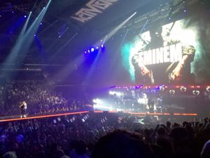 에미넴이 2010년 로스앤젤레스 스테이플스 센터에서 열린 E3 2010에서 공연하고 있다