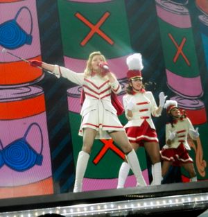 마돈나가 MDNA 투어 (2012)에서 1989년 싱글 "Express Yourself"와 "Born This Way"의 매시업을 공연하는 모습.