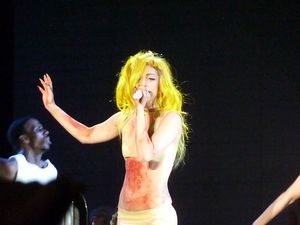 2011년 2월, 애틀랜틱시티에서 열린 The Monster Ball Tour의 "Born This Way" 공연중인 레이디 가가.