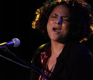 2010년 12월 런던에서 공연하는 앰브로시어스.