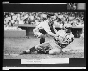 1925년 시즌 중 경기에서 필라델피아 애슬레틱스의 빙 밀러를 태그 아웃시키고 있는 루엘