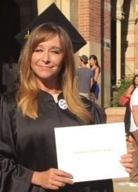 산타모니카 대학교를 졸업하는 제이미 루너