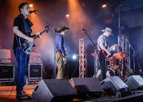 블랙 미디의 2019년 핀란드 헬싱키 사이드웨이즈 페스티벌 공연 모습.