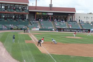 서던 메릴랜드 블루 크랩스가 2021년 리젠시 퍼니처 스타디움에서 경기하는 모습