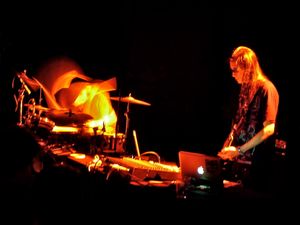 2010년 라이브 공연 중인 아키타 마사미와 발라즈 판디