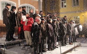 2014년 핀란드 포르보에서 크리스마스 평화 선언 동안 캐럴을 부르는 모습