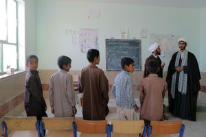 물라들이 아이들을 가르치고 있다