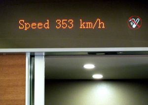 원저우 사고 전 CRH380A 열차의 상하이-항저우 고속철도 최고 속도는 약 350km/h였다.