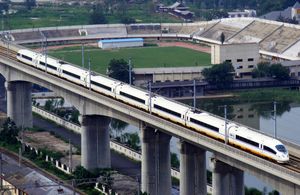 베이징-톈진 고속철도의 85% 이상이 고가교 위에 부설되어 있다.