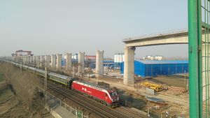 2017년 2월 허난성상추시에서 건설 중인 하얼빈-홍콩(마카오) 회랑의 일부인 상추-항저우 고속철도. 고가 고속철도는 기존 속도의 베이징-주룽 철로 옆으로 운행된다.