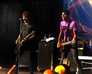 캔자스 시티에서 공연하는 보이즈 라이크 걸즈