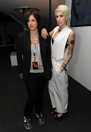 2012년 Lovebox Festival에서 DJ El Conchitas와 함께한 Dev.