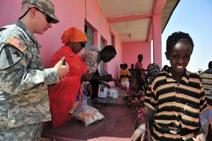 에티오피아의 어린이들이 주혈흡충 및 십이지장충 치료를 받고 있다.