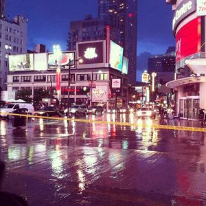 2012년 총격 사건 이후 이튼 센터 입구를 봉쇄한 경찰 테이프