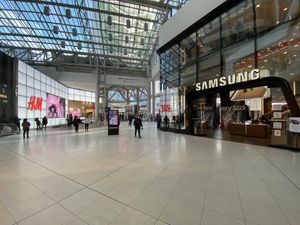 몰 내부에서 본 H&M과 삼성(Samsung) 익스피리언스 스토어 매장. 오른쪽 매장은 2013년 Sears Canada가 비운 공간으로 옮겨온 여러 매장 중 하나였다.