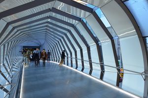 2014년에 쇼핑몰 단지의 일부가 된 허드슨 베이 컴퍼니의 허드슨 베이 퀸 스트리트와 이튼 센터를 연결하는, 2017년에 완공된 재설계된 스카이 브리지.