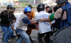 2010년 5월 15일, 라마 4 로드에서 부상당한 시위자가 안전한 곳으로 옮겨지고 있다