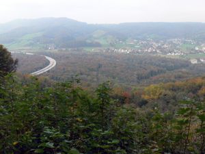 합스부르크 성에서 뵈츠베르크와 스위스 고속도로 A3를 바라본 모습