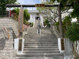 같은 절의 산문. 기둥의 좌우 각각에 묘법연화경 여래신력품의 구절 "당지시처(当知是処)", "즉시도장(即是道場)"이라고 쓰여 있다.