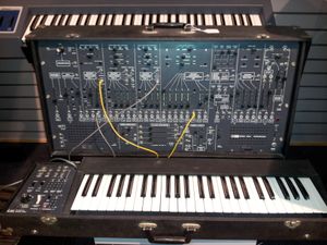 포티스헤드는 ARP 2600을 포함한 아날로그 신시사이저를 사용했다.