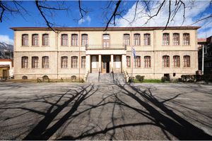 1911년에 세워진 나우사 제1초등학교