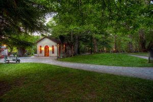 동명의 숲에 있는 아기오스 니콜라오스 교회