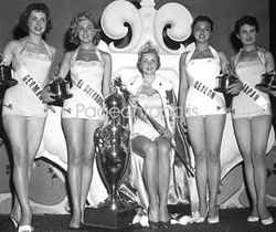 1955년 미스 유니버스 및 왕관을 쓴 사람들 (왼쪽부터): 마르기트 뉜케, 마리벨 아리에타, 모린 힝거트, 다카하시 게이코.