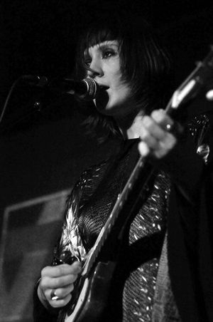 2012년 4월 23일 런던 빌리지 언더그라운드에서 공연하는 르 봉