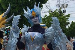 2018년 토론토 컨벤션 센터 외부의 코스플레이어.