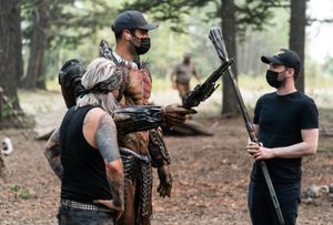 데인 딜리에그로 (가운데), 프레데터 의상, 댄 트라첸버그 (오른쪽)가 촬영 중 한 장면을 논의하고 있다.