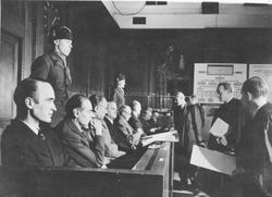 크루프 재판 피고인들, 왼쪽부터; 알프리트 크루프, 에발트 뢰저, 에두아르트 후드레몽, 에리히 뮐러, 프리드리히 얀센, 카를 피르슈, 카를 에버하르트