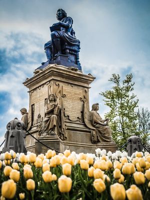 루이 로이어의 본델파크에 있는 본델의 조각상, 19세기 초와 20세기에 많이 만들어졌다