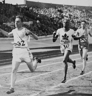 에드워즈(가운데)가 1928년 올림픽 800m 준결승전에 출전한 모습