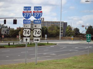 샬럿의 스톤월가에 있는 I-277/US&nbsp;74 안내 표지판
